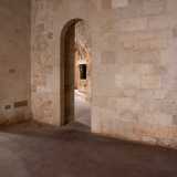 Ammiriamo le originali pareti in pietra di epoca medievale, con inserti fatti durante i restauri...